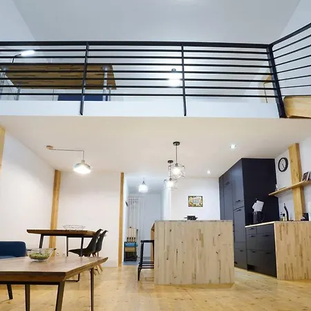 Spacious Modern Loft, 2 Bedrooms, 95m2, Free Parking