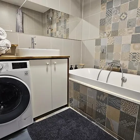Apartment Spacious Modern Loft, 2 Bedrooms, 95m2, Free Parking