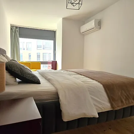 Spacious Modern Loft, 2 Bedrooms, 95m2, Free Parking Apartment