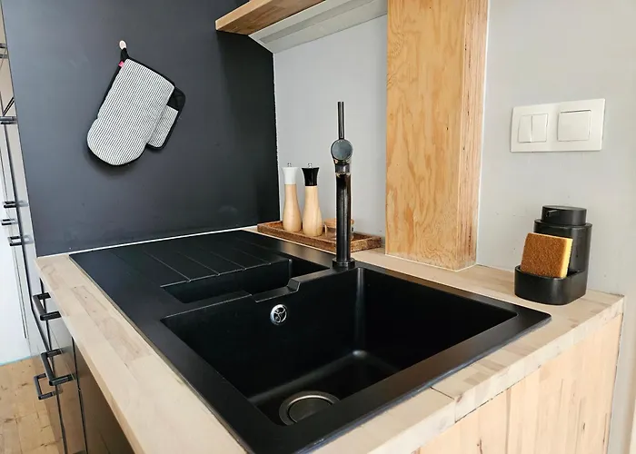 Spacious Modern Loft, 2 Bedrooms, 95m2, Free Parking Apartmán *