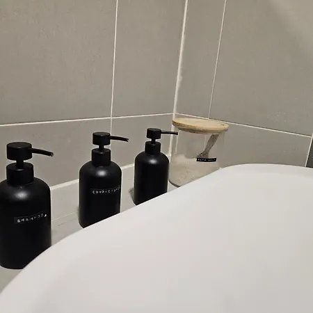 Spacious Modern Loft, 2 Bedrooms, 95m2, Free Parking 公寓 *