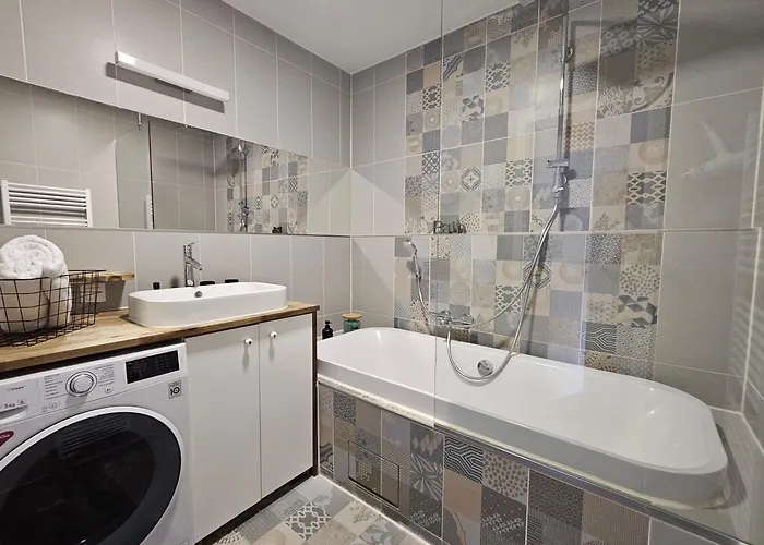 Spacious Modern Loft, 2 Bedrooms, 95m2, Free Parking *